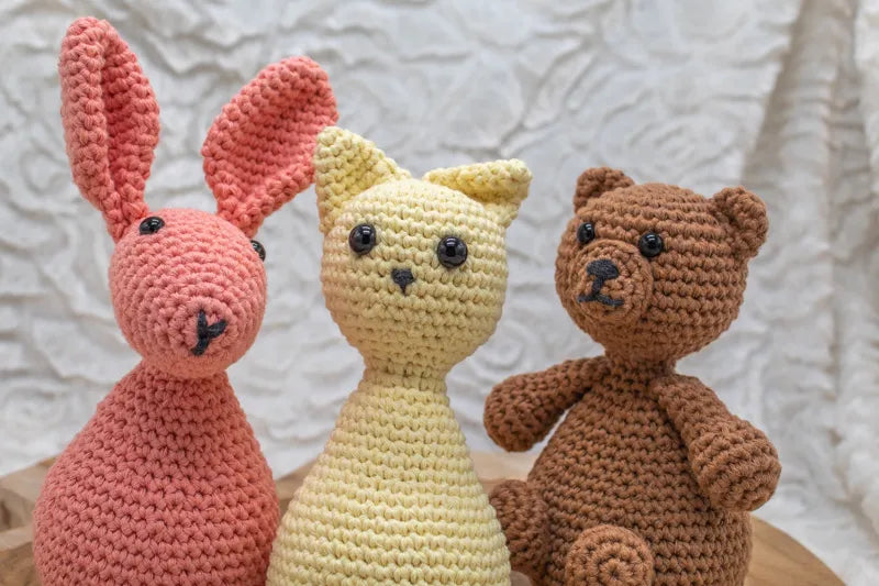 Konijn Sem, kat Lumi en beer Hazel ontworpen door Cora's Knit Knacks