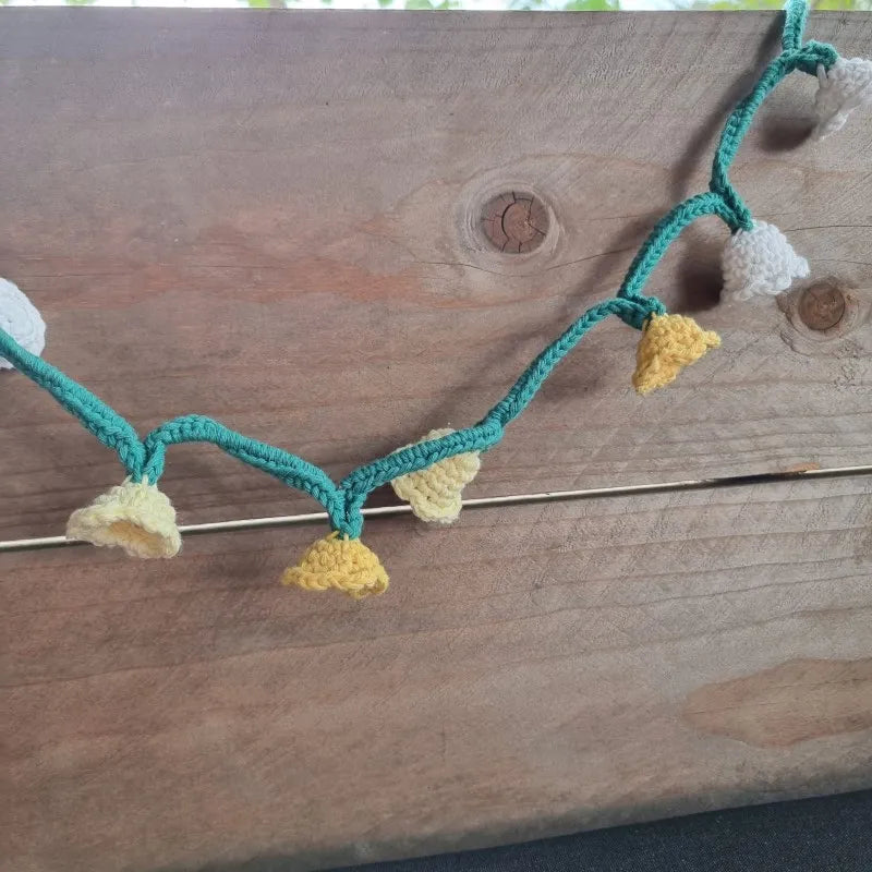Gehaakt Haakpatroon bloemetjes lichtslinger ontworpen door Cora's Knit Knacks, met bloemetjes in 3 kleuren en de lichtjes uit