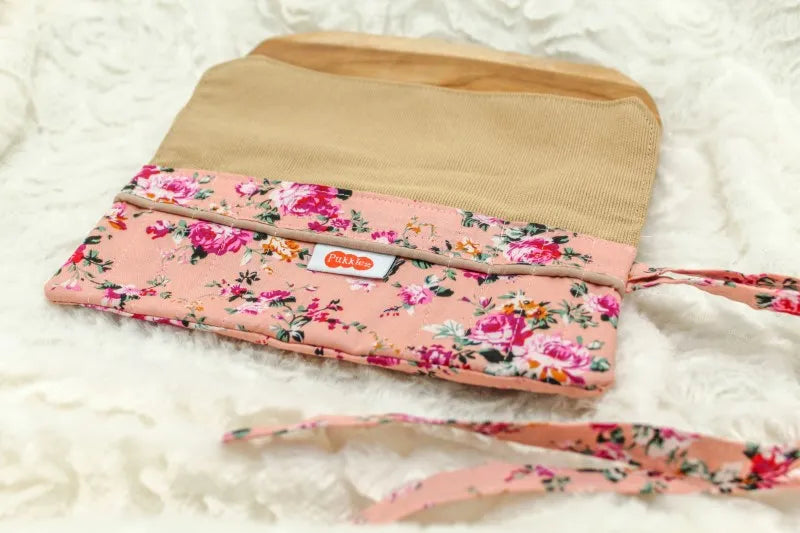 Kleine haaknaalden etui gemaakt door Pukkiez in kleur roze bloemen
