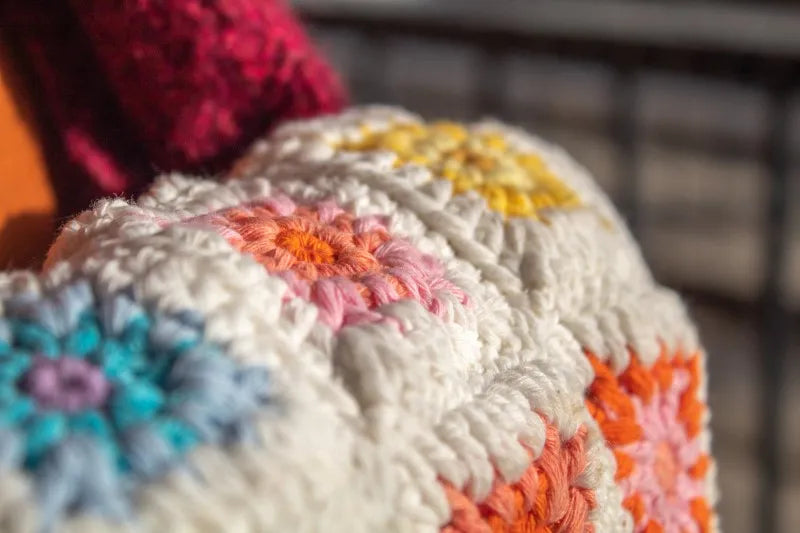 Close up van het gehaakte Haakpatroon Mayflower Mittens ontworpen door Cora's Knit Knacks