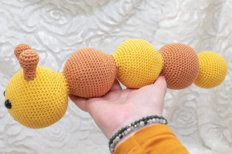 Gehaakt Haakpatroon rups Renee ontworpen door Cora's Knit Knacks