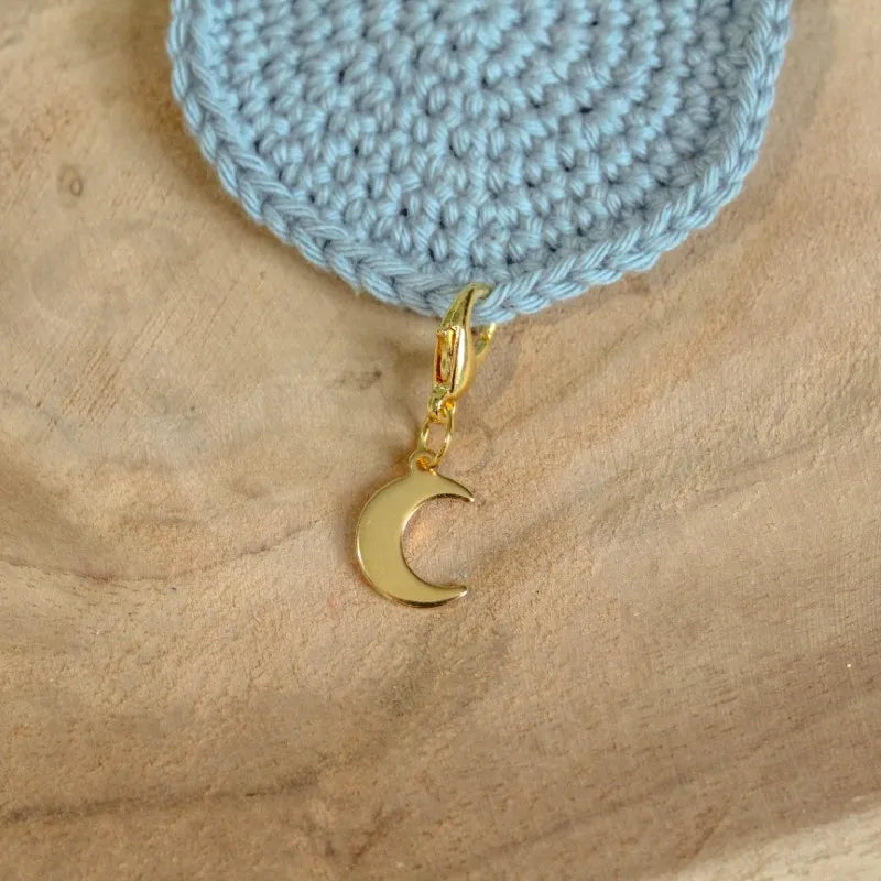 Handgemaakte Steekmarkeerder maan, handgemaakt door Cora's Knit Knacks