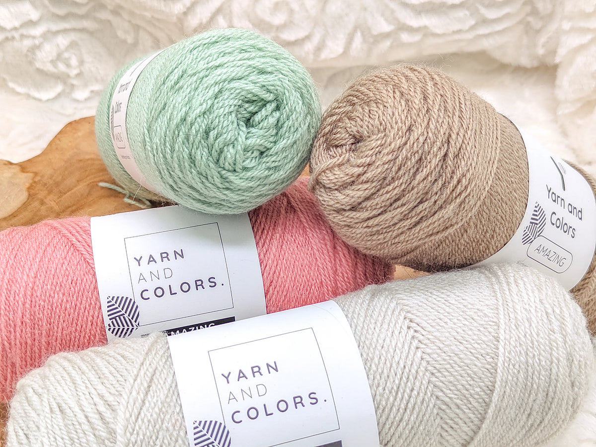 Vier bollen Yarn and Colors Amazing gerecyclede acryl bij elkaar: berk beige, oud roze, eucalyptus groen en taupe