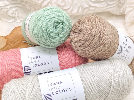 Vier bollen Yarn and Colors Amazing gerecyclede acryl bij elkaar: berk beige, oud roze, eucalyptus groen en taupe