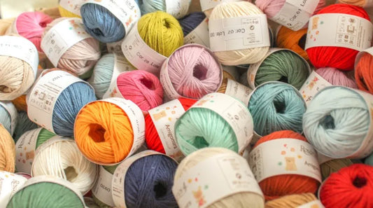 Veel verschillende bolletjes in veel verschillende kleuren Rosários 4 Amigomira bij elkaar