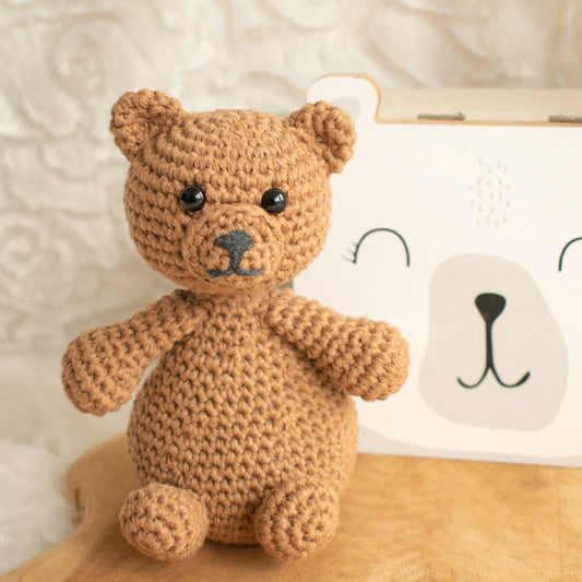 Gehaakt Haakpatroon beer Hazel ontworpen door Cora's Knit Knacks