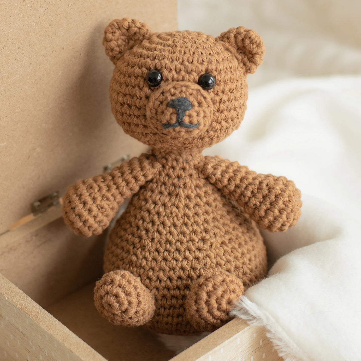 Gehaakt Haakpatroon beer Hazel ontworpen door Cora's Knit Knacks