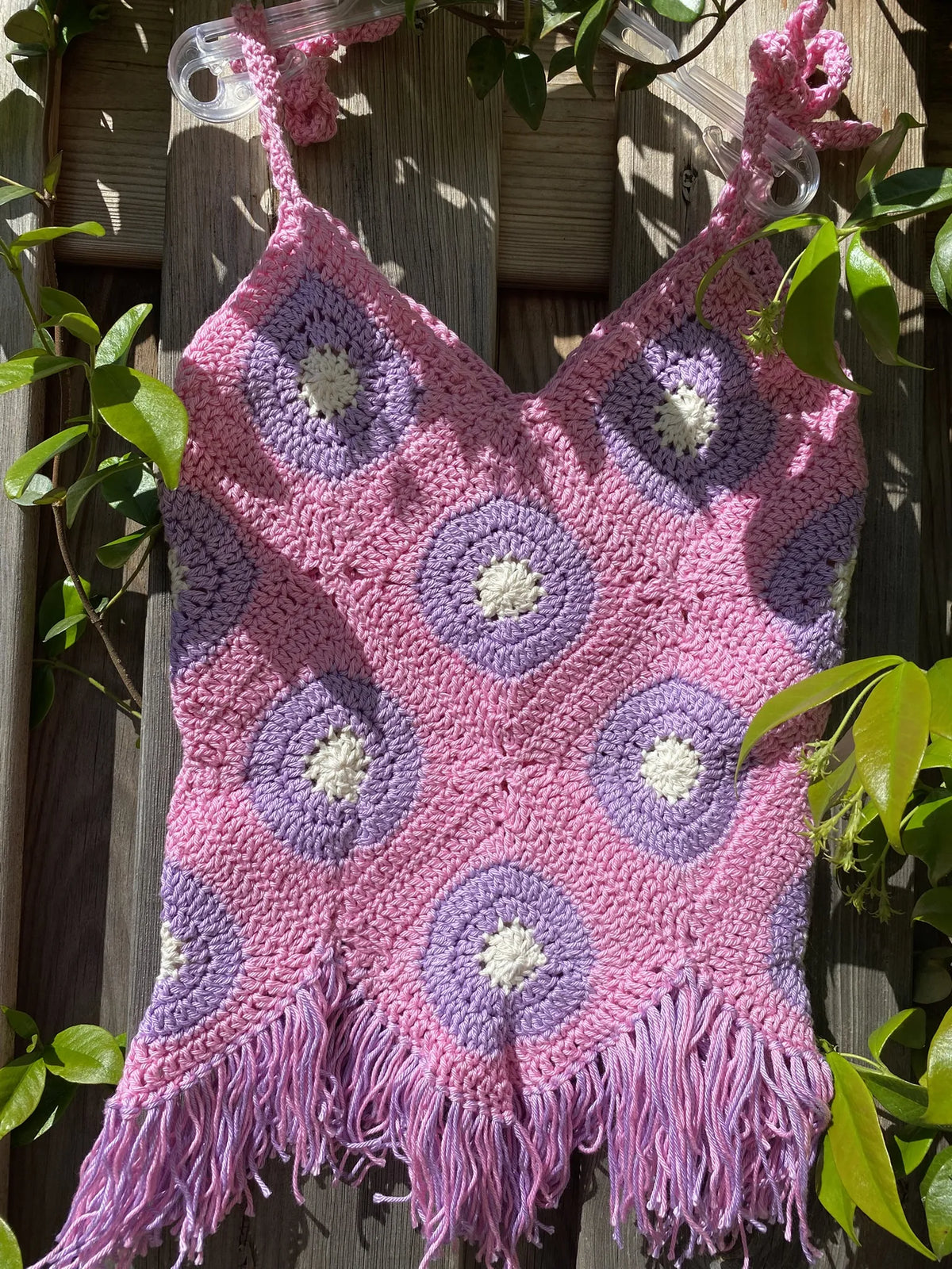 Gehaakt Haakpatroon Berry Blossom kindertop ontworpen door Crafting Dutchie, zomerse kindertop gehaakt in roze en paars tinten