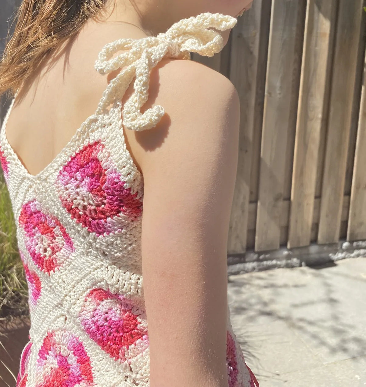 Close up van Gehaakt Haakpatroon Berry Blossom kindertop ontworpen door Crafting Dutchie