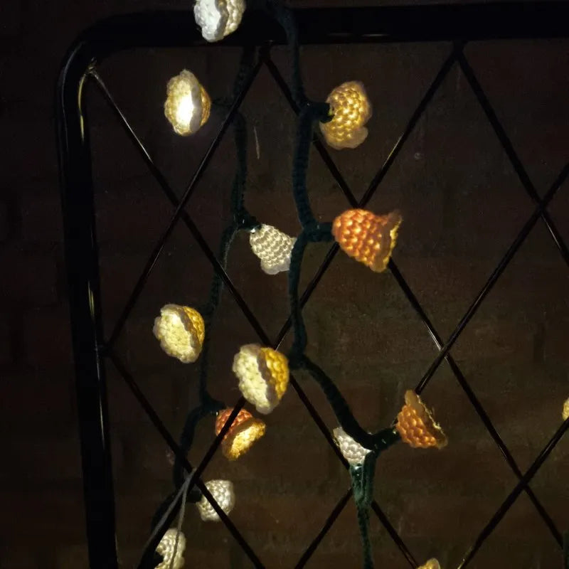 Gehaakt Haakpatroon bloemetjes lichtslinger ontworpen door Cora's Knit Knacks, met bloemetjes in 3 kleuren en de lichtjes aan