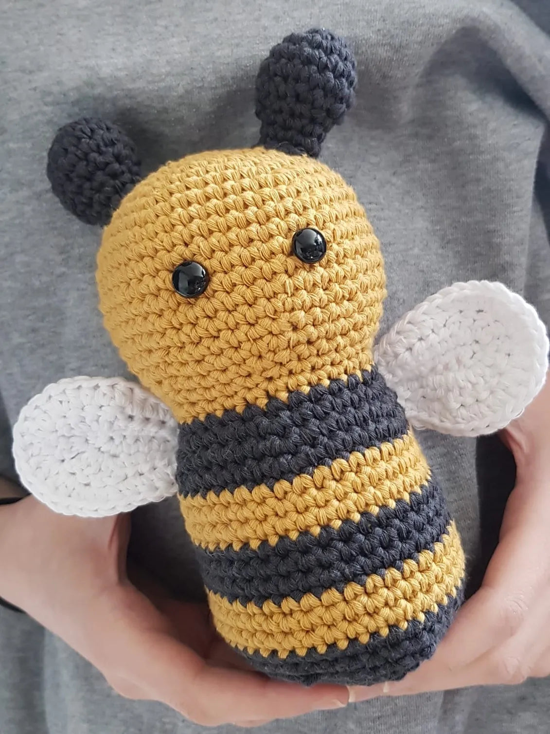 Gehaakt Haakpatroon Buzz de bij ontworpen door Cora's Knit Knacks, gehaakt door klant Jorja