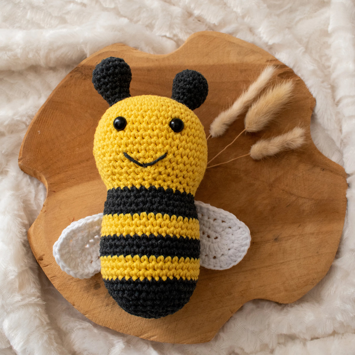 Gehaakt Haakpatroon Buzz de bij ontworpen door Cora's Knit Knacks
