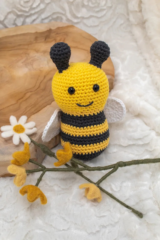 Gehaakt Haakpatroon Buzz de bij ontworpen door Cora's Knit Knacks