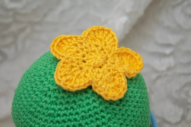 Close up van de bloem van gehaakt Haakpatroon cactus Carla ontworpen door Cora's Knit Knacks
