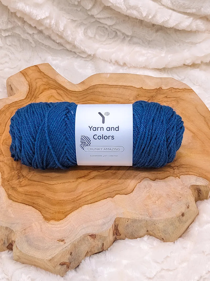 Duurzaam garen: Yarn and Colors Chunky Amazing in kleur 060 Donker blauw