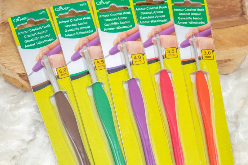 5 verschillende maten Clover Amour haaknaalden in verpakking