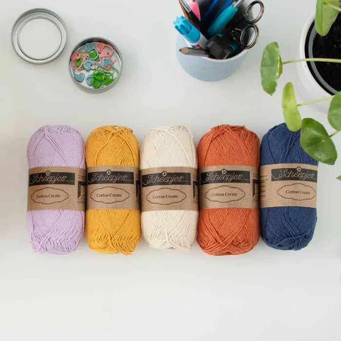 5 verschillende kleuren Scheepjes Cotton Create bij elkaar: licht paars, okergeel, gebroken wit, donker oranje en donker blauw