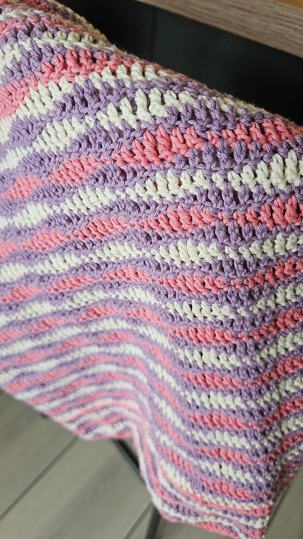 Gehaakt Haakpatroon deken Dee ontworpen door Cora's Knit Knacks, gehaakt in roze, paars en wit door klant Anita