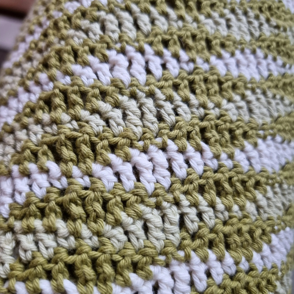 Close up van gehaakt Haakpatroon deken Dee ontworpen door Cora's Knit Knacks