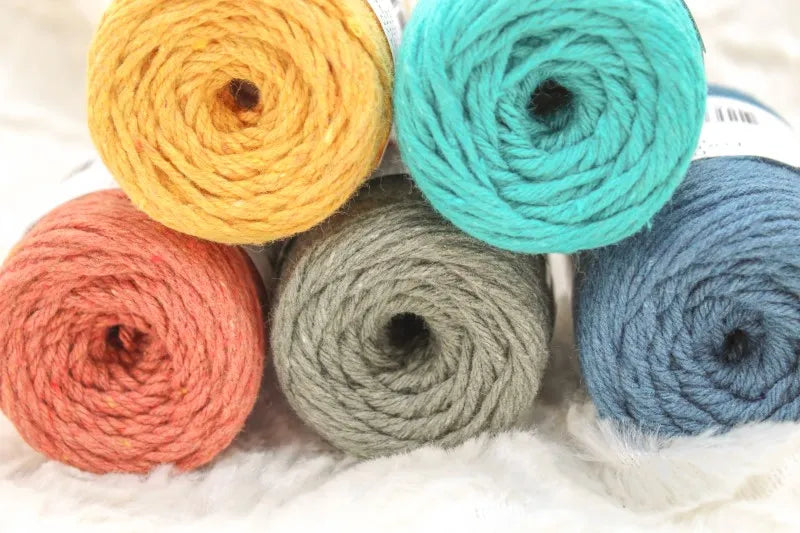 Hoooked Eco Barbante Milano 100 gram bolletjes in de kleuren donker oranje, turkoois, petrol blauw, donker groen en oker geel