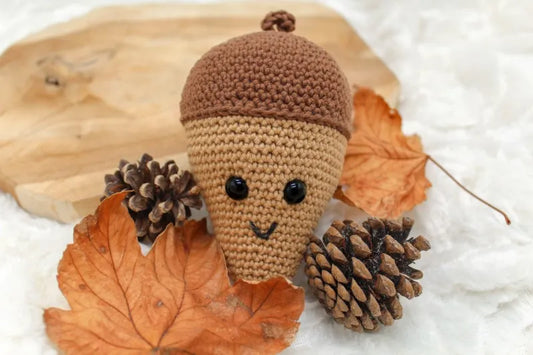 Gehaakt Haakpatroon eikel Eddie ontworpen door Cora's Knit Knacks