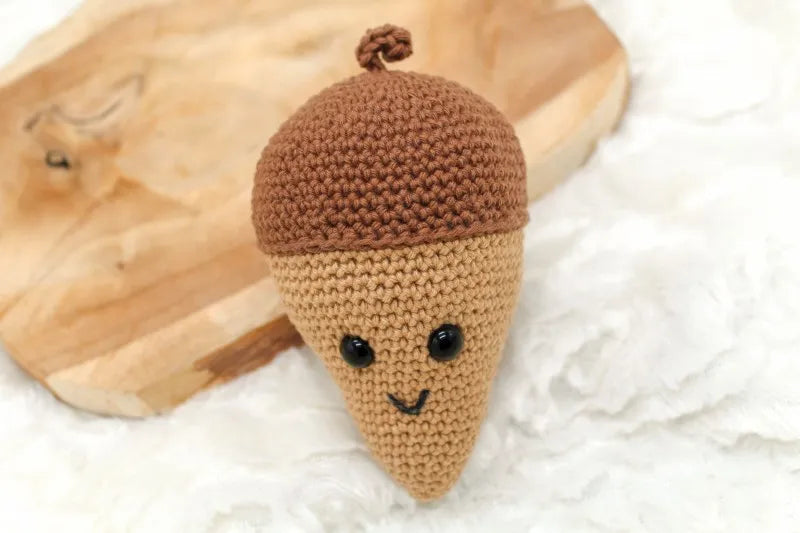 Gehaakt Haakpatroon eikel Eddie ontworpen door Cora's Knit Knacks