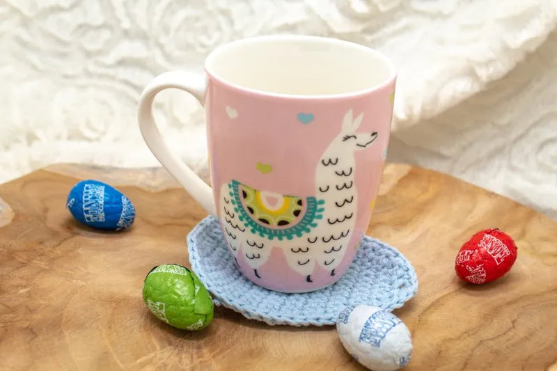 Lichtblauwe eivormige onderzetter Gehaakt met Haakpatroon onderzetter Eggy ontworpen door Cora's Knit Knacks