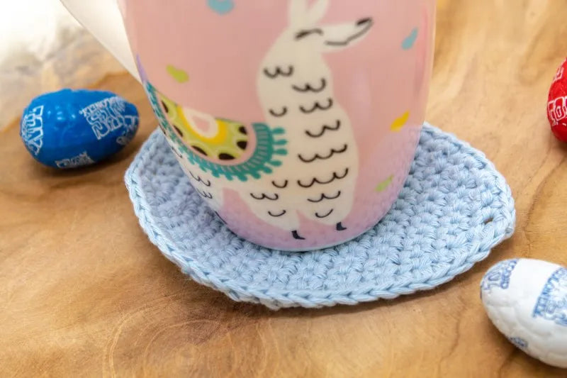 Close up van Gehaakt Haakpatroon onderzetter Eggy ontworpen door Cora's Knit Knacks