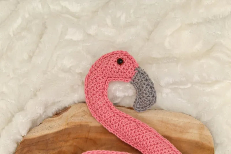 Close up van de kop van het gehaakte Haakpatroon flamingo Flo ontworpen door Cora's Knit Knacks