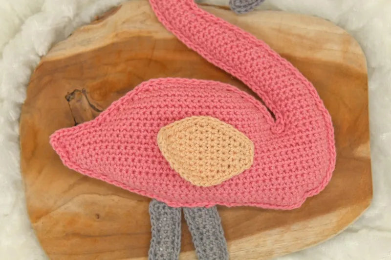 Close up van de vleugel van het gehaakte Haakpatroon flamingo Flo ontworpen door Cora's Knit Knacks