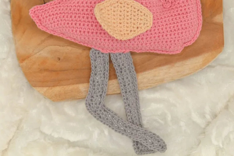 Close up van de poten van het gehaakte Haakpatroon flamingo Flo ontworpen door Cora's Knit Knacks