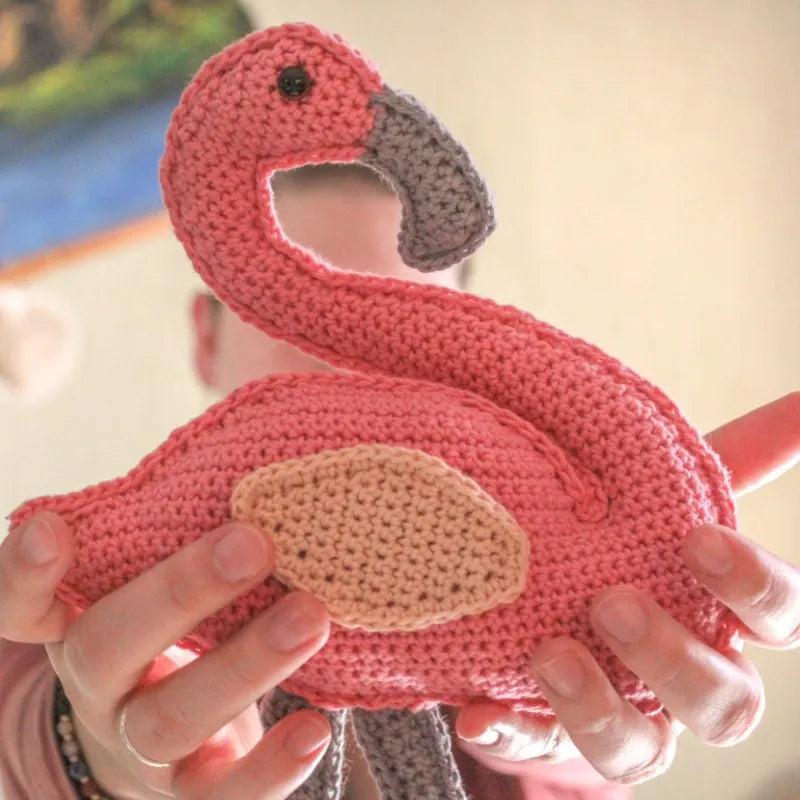 Close up van het gehaakte Haakpatroon flamingo Flo ontworpen door Cora's Knit Knacks