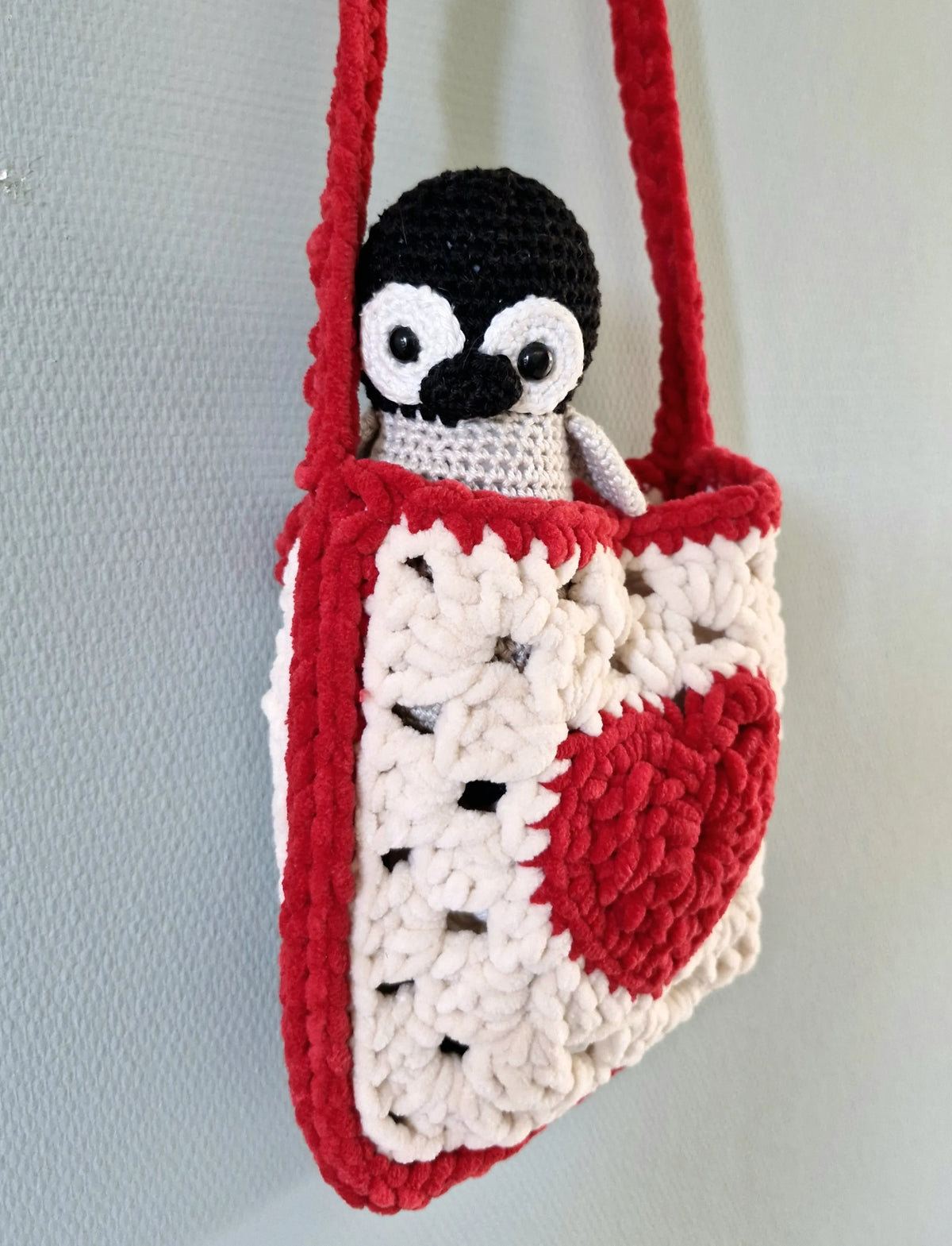 Gehaakt Haakpatroon fluffy knuffeltas ontworpen door Marjahaakt