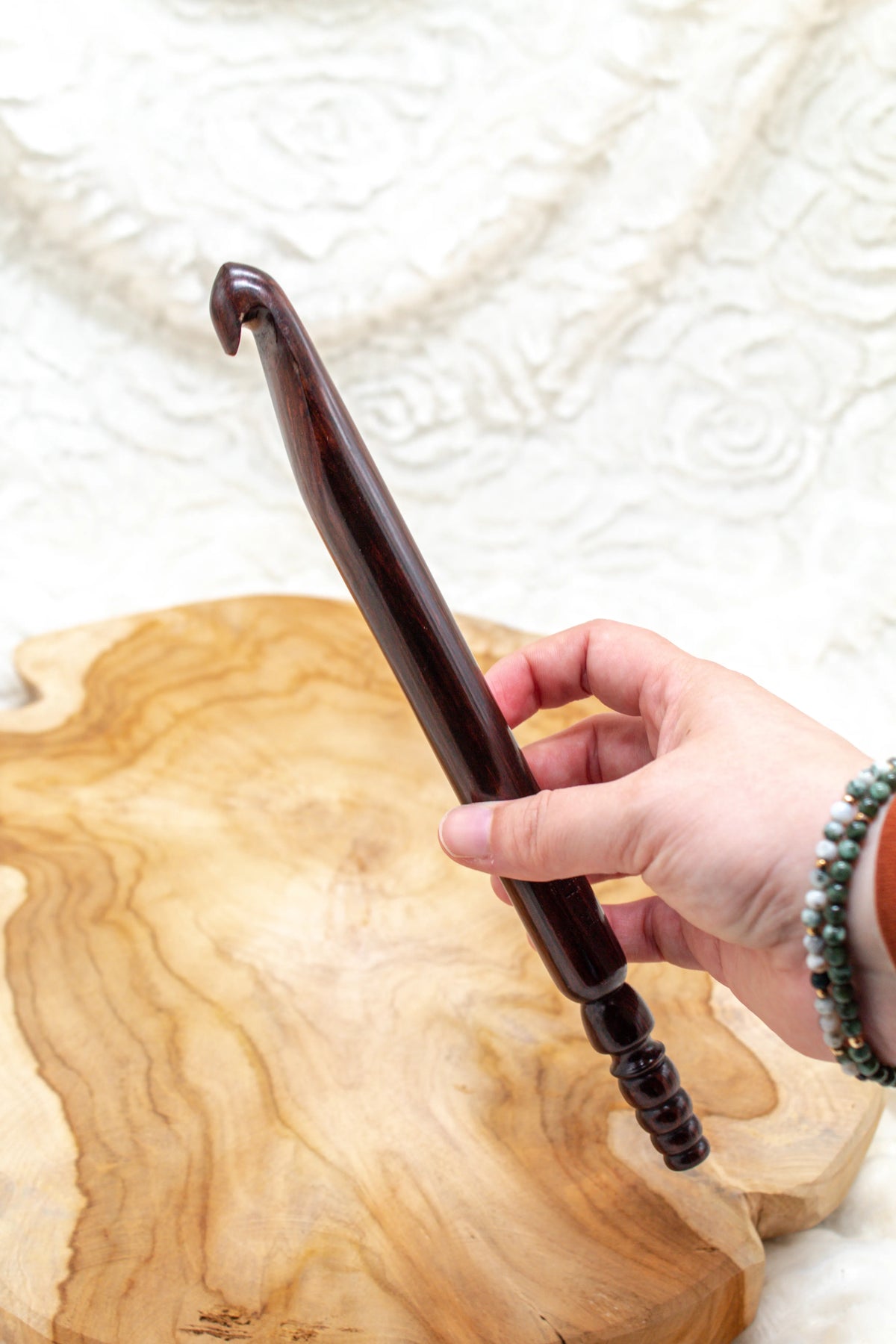 Furls Rosewood 20 mm haaknaald vastgehouden door een vrouwenhand