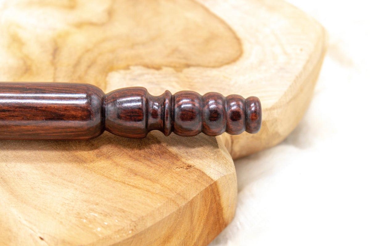 Close up van het detailwerk van de Furls Rosewood 20 mm haaknaald