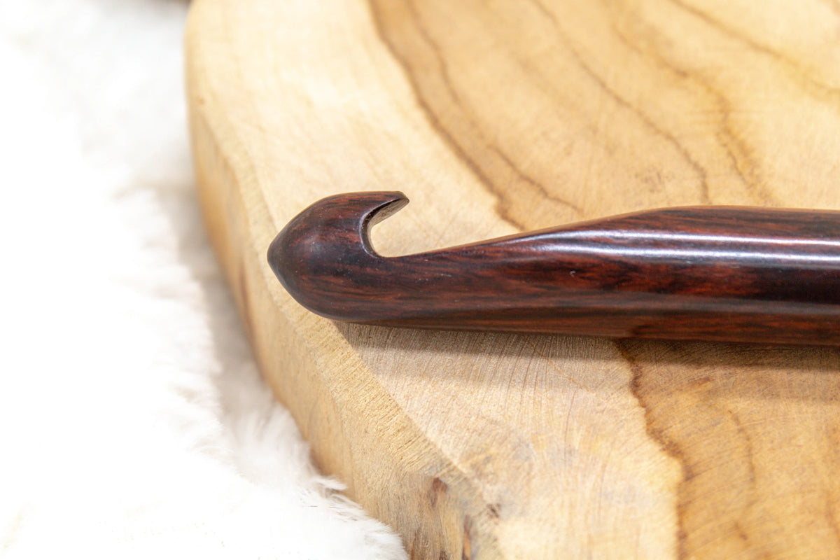 Close up van de haak van de Furls Rosewood 20 mm haaknaald