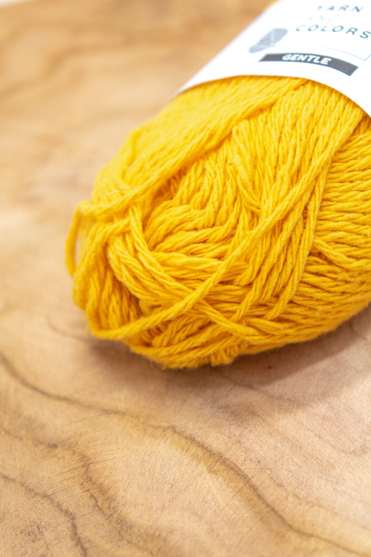 Duurzaam garen: Yarn and Colors Gentle in kleur 015 Mosterd geel