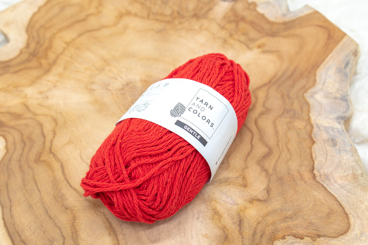 Duurzaam garen: Yarn and Colors Gentle in kleur 030 Wijn rood