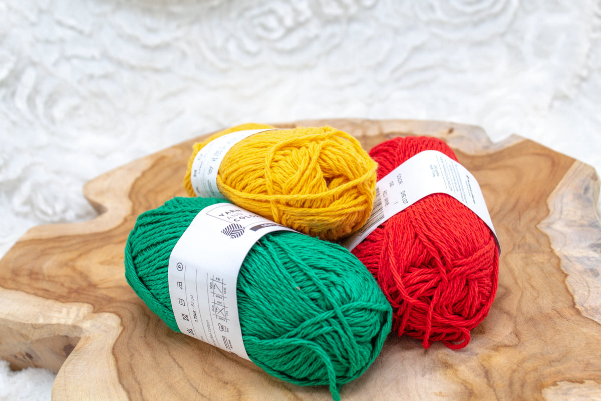 Drie bollen Yarn and Colors Gentle gerecycled katoen bij elkaar, groen, geel en rood