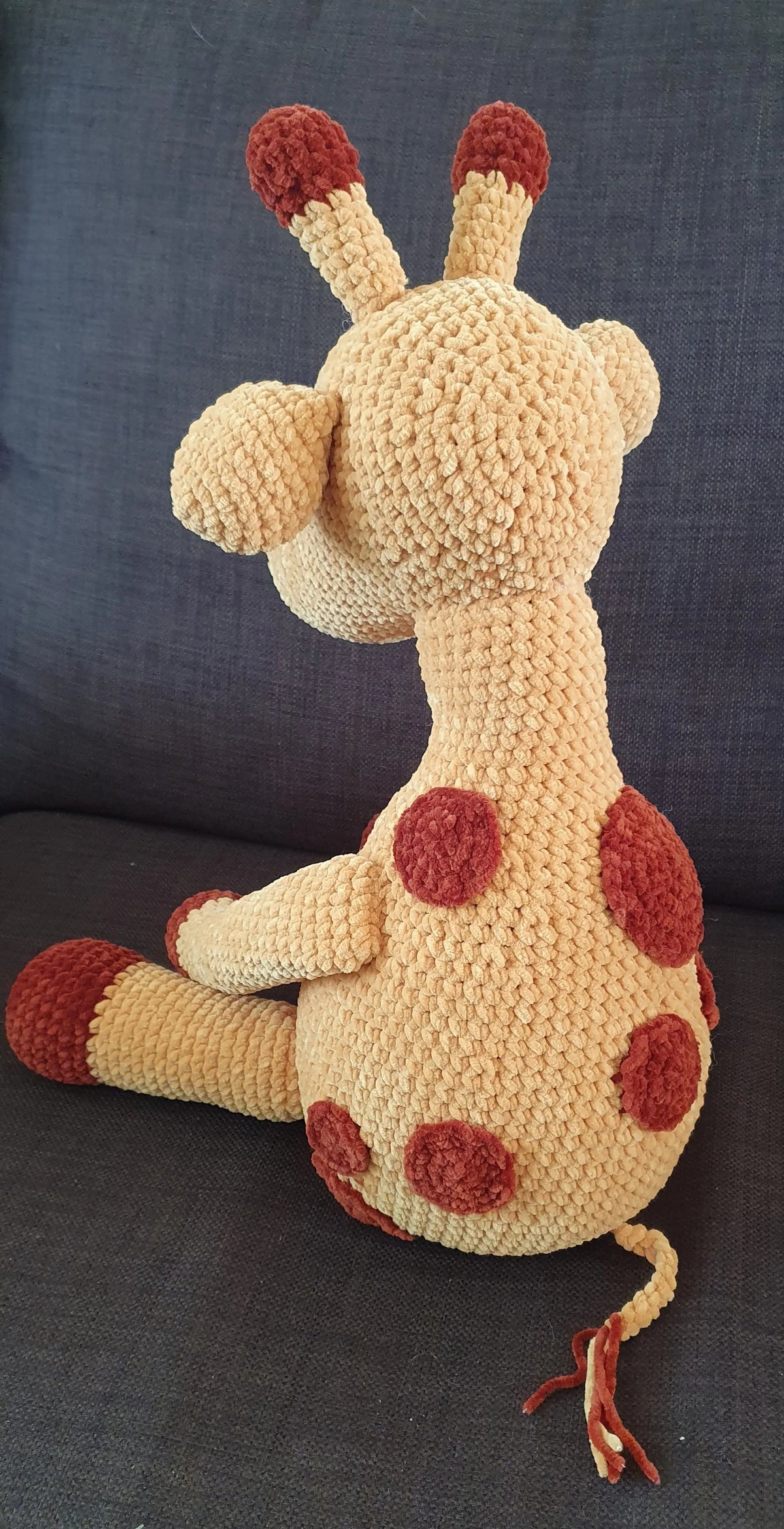 Achteraanzicht van het gehaakte Haakpatroon giraffe Giovanni ontworpen door Haaksels en breisels