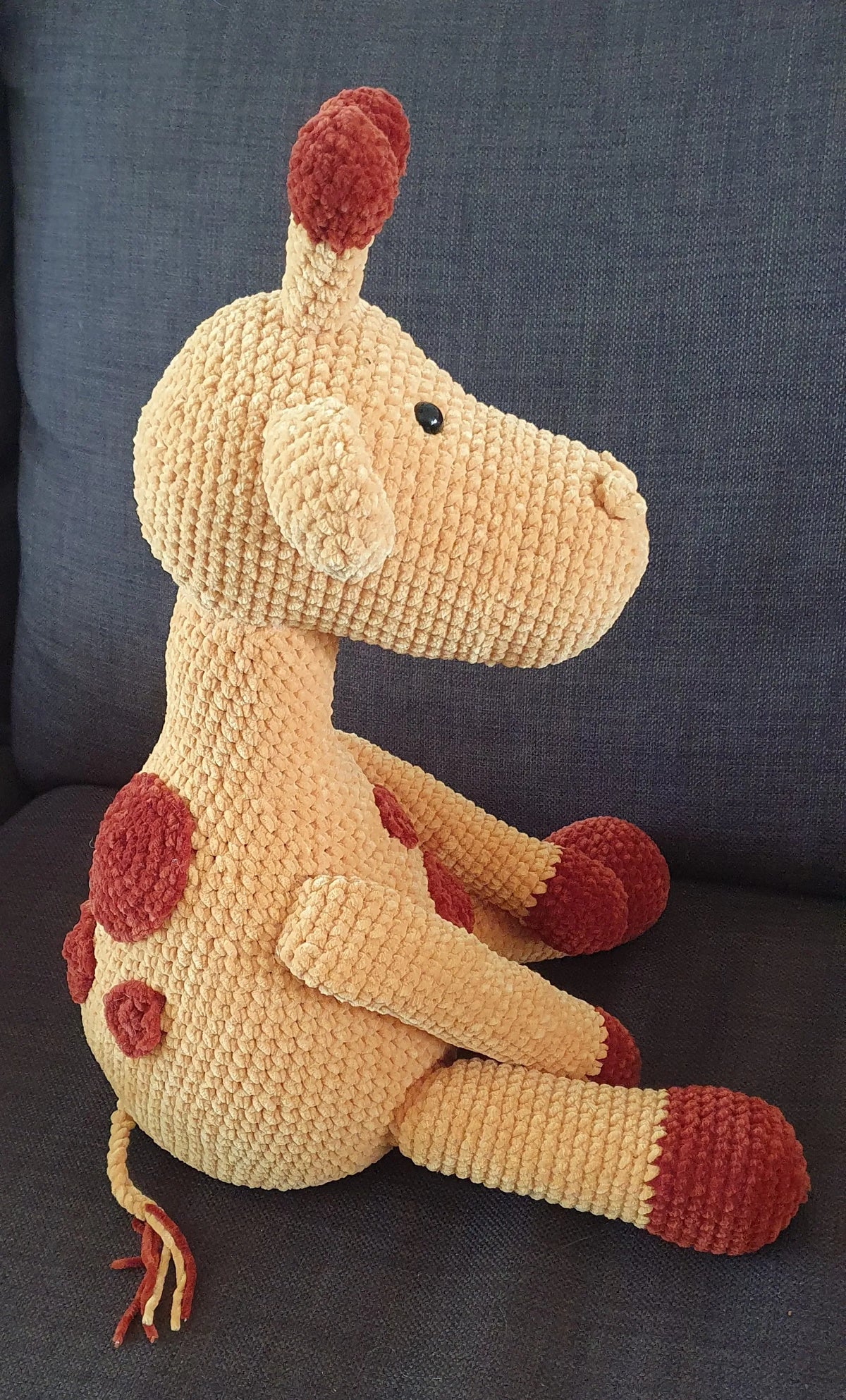 Zijaanzicht van het gehaakte Haakpatroon giraffe Giovanni ontworpen door Haaksels en breisels