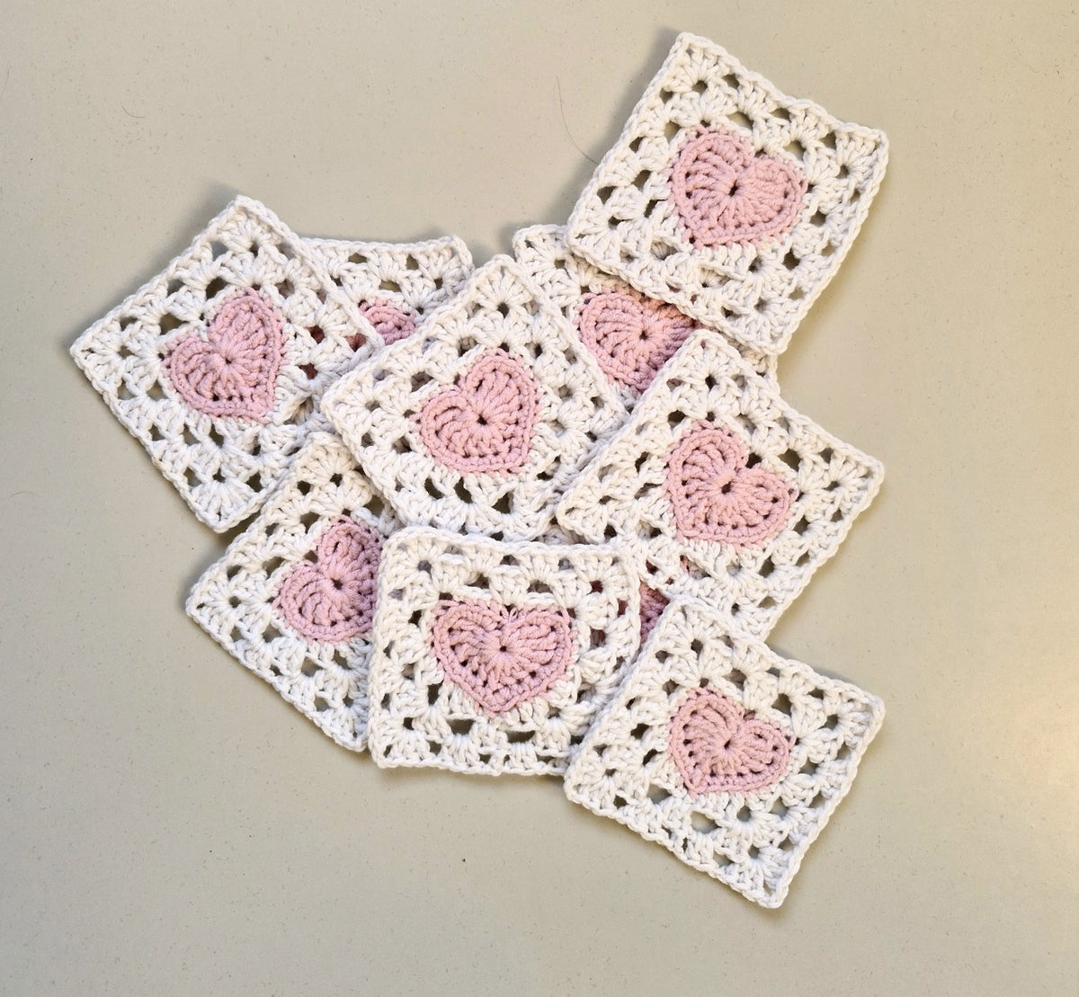 Gehaakt Haakpatroon granny square met hartje ontworpen door Marjahaakt