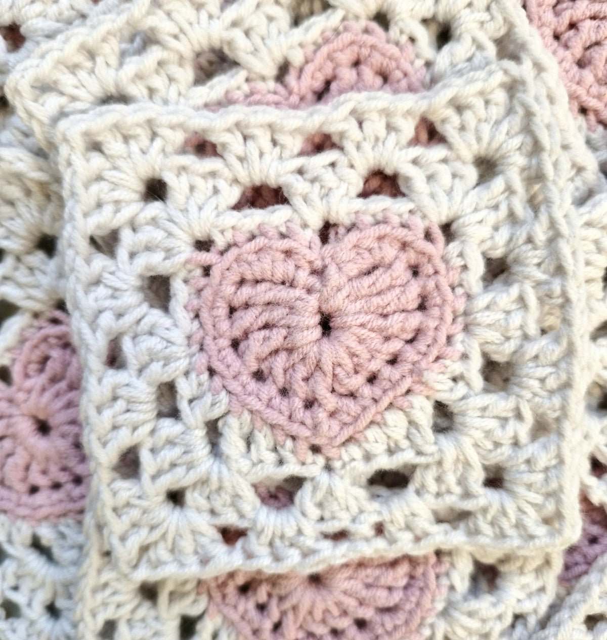 Gehaakt Haakpatroon granny square met hartje ontworpen door Marjahaakt