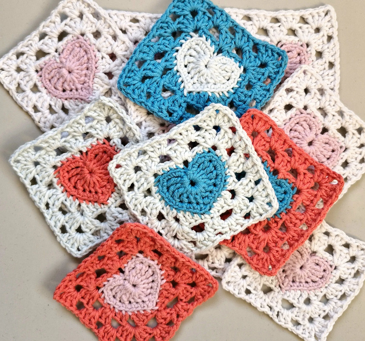 Gehaakt Haakpatroon granny square met hartje ontworpen door Marjahaakt