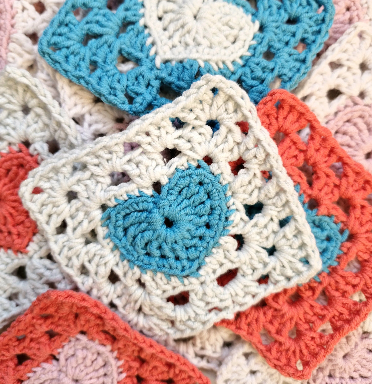 Gehaakt Haakpatroon granny square met hartje ontworpen door Marjahaakt