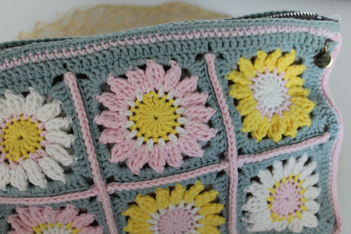 Gehaakt Haakpatroon granny square clutch ontworpen door LarissDesigns