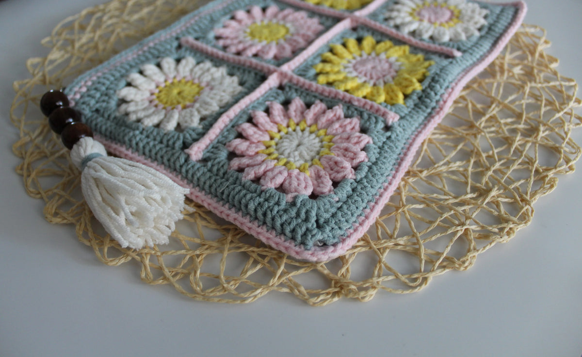 Gehaakt Haakpatroon granny square clutch ontworpen door LarissDesigns