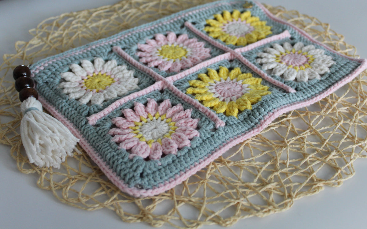Gehaakt Haakpatroon granny square clutch ontworpen door LarissDesigns