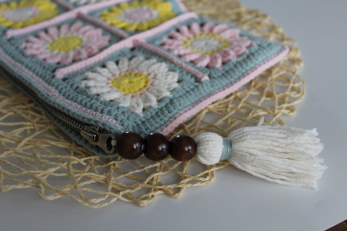 Gehaakt Haakpatroon granny square clutch ontworpen door LarissDesigns