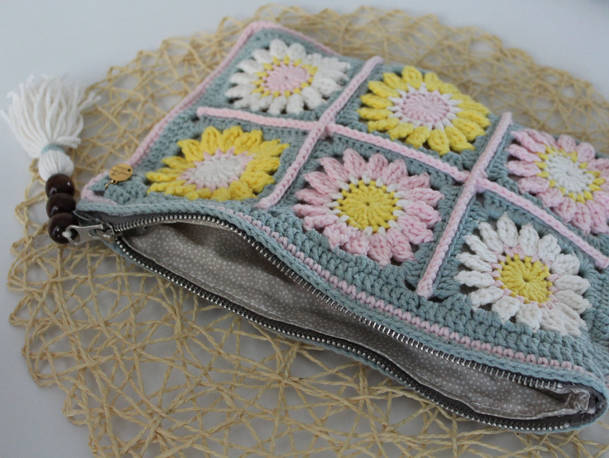 Gehaakt Haakpatroon granny square clutch ontworpen door LarissDesigns